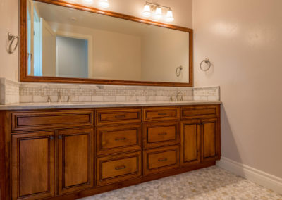 Double bathroom vanity sink with large mirror